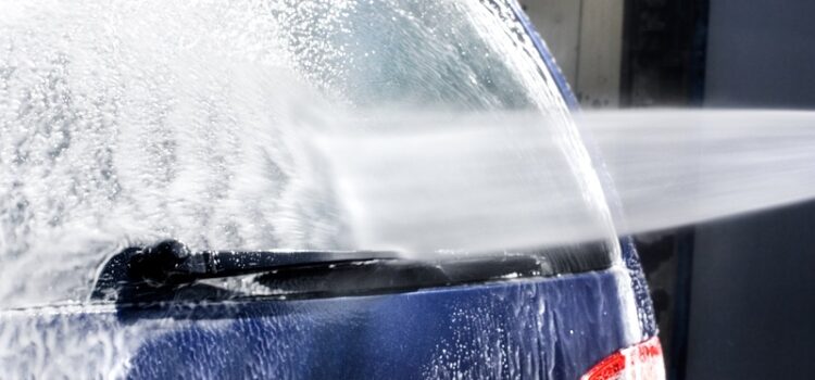 Aktywna piana w myciu samochodów